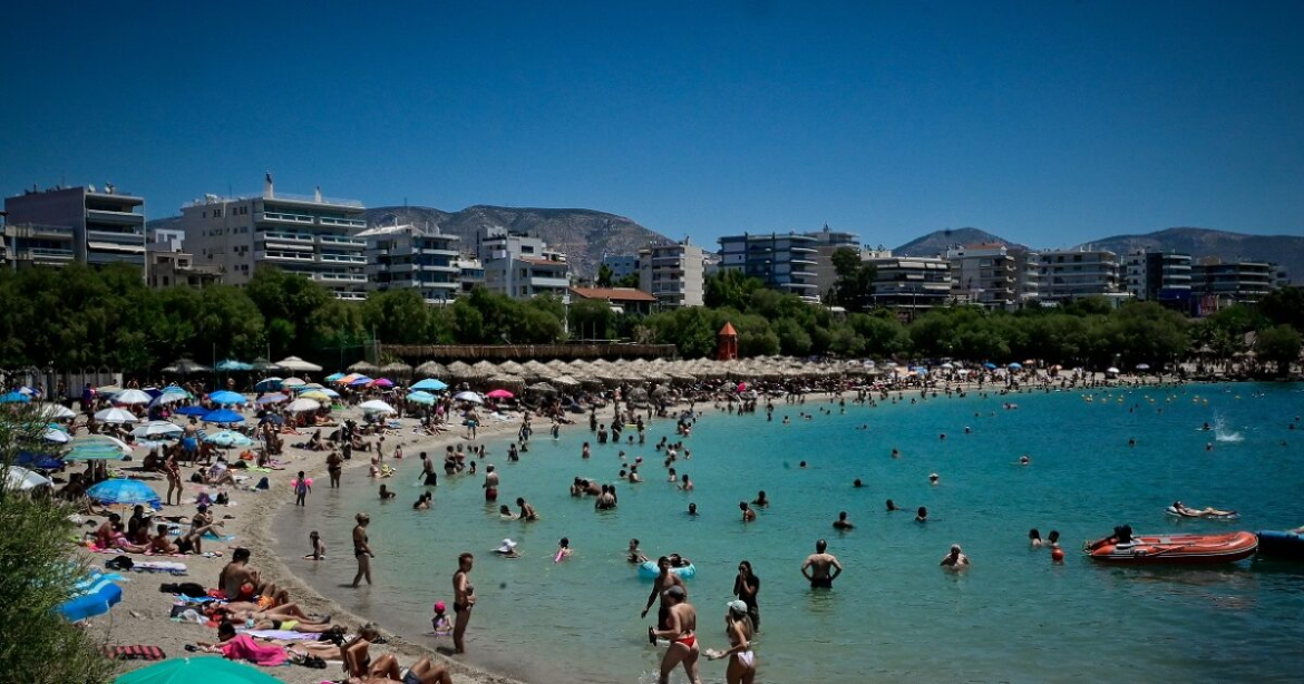 Καιρός: Ο καύσωνας οδήγησε τους Αθηναίους στη θάλασσα – Το αδιαχώρητο στις παραλίες της Αττικής