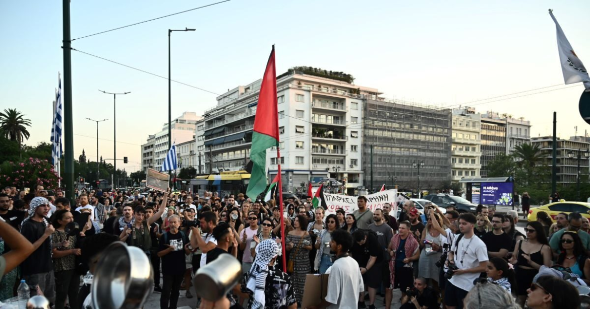 Γάζα: Διαδήλωση στο Σύνταγμα με κατσαρόλες και τηγάνια – «Δώστε φαΐ στην Παλαιστίνη»
