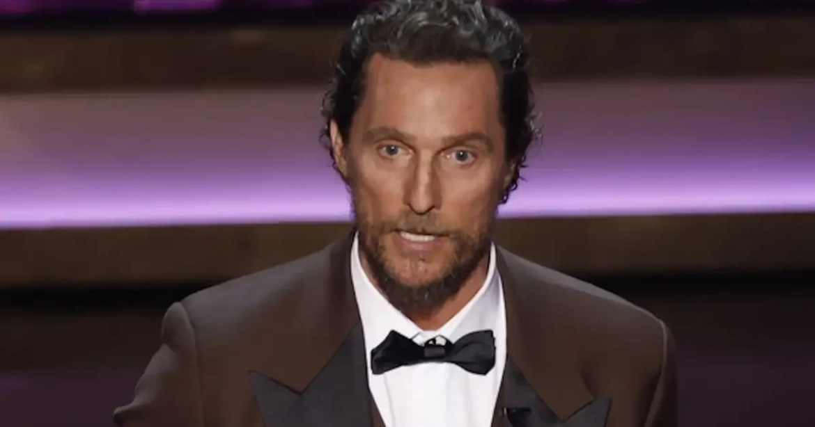 Μάθιου ΜακΚόναχι και Άρης Σβήγκος έβγαλαν selfie στην Αντίπαρο στο κατάστημα του Έλληνα ηθοποιού