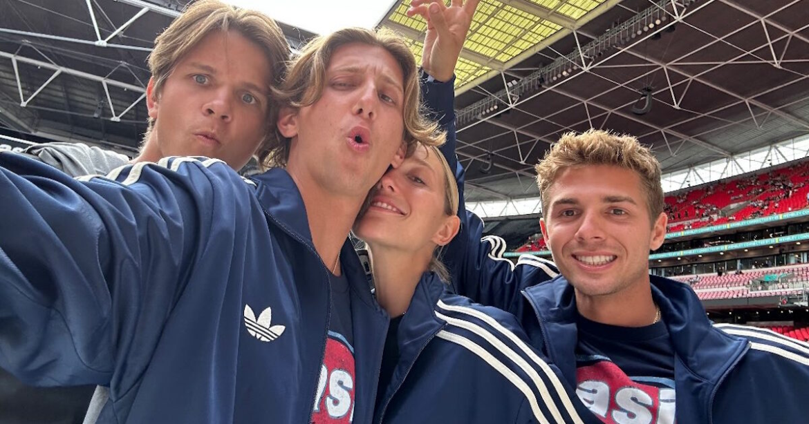 Μαρία Ολυμπία: Τα «έσπασε» με τα αδέλφια της, Αχιλλέα και Οδυσσέα, σε συναυλία των Oasis