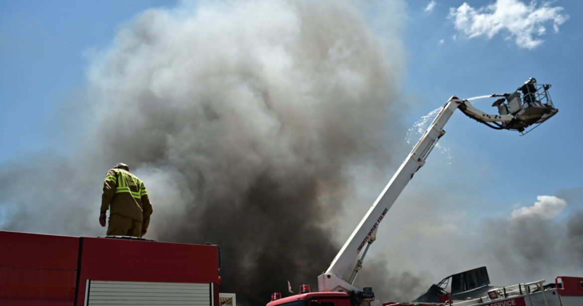 Ριτσώνα: Τεράστιες καταστροφές στο εργοστάσιο πλαστικών  που έπιασε φωτιά – Έκτακτα μέτρα λόγω επικίνδυνων καπνών