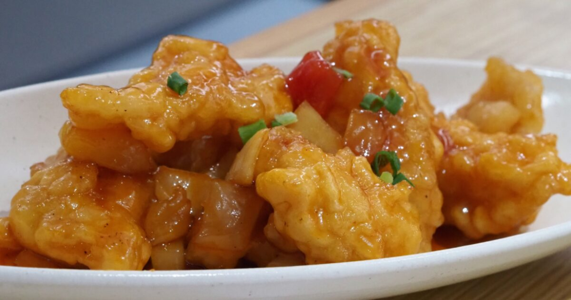 Μπουκιές τηγανητού μπακαλιάρου σε γλυκόξινη σάλτσα