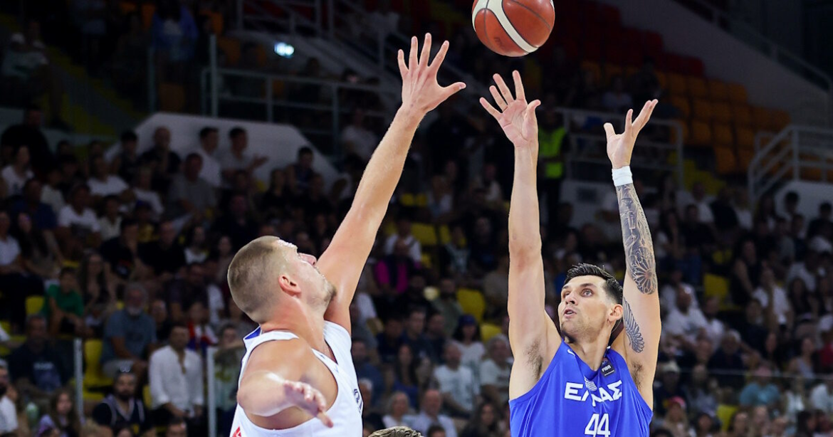 Ντίνος Μήτογλου: Η εξαιρετική του εμφάνιση κόντρα στον Νίκολα Γιόκιτς και τους Σέρβους