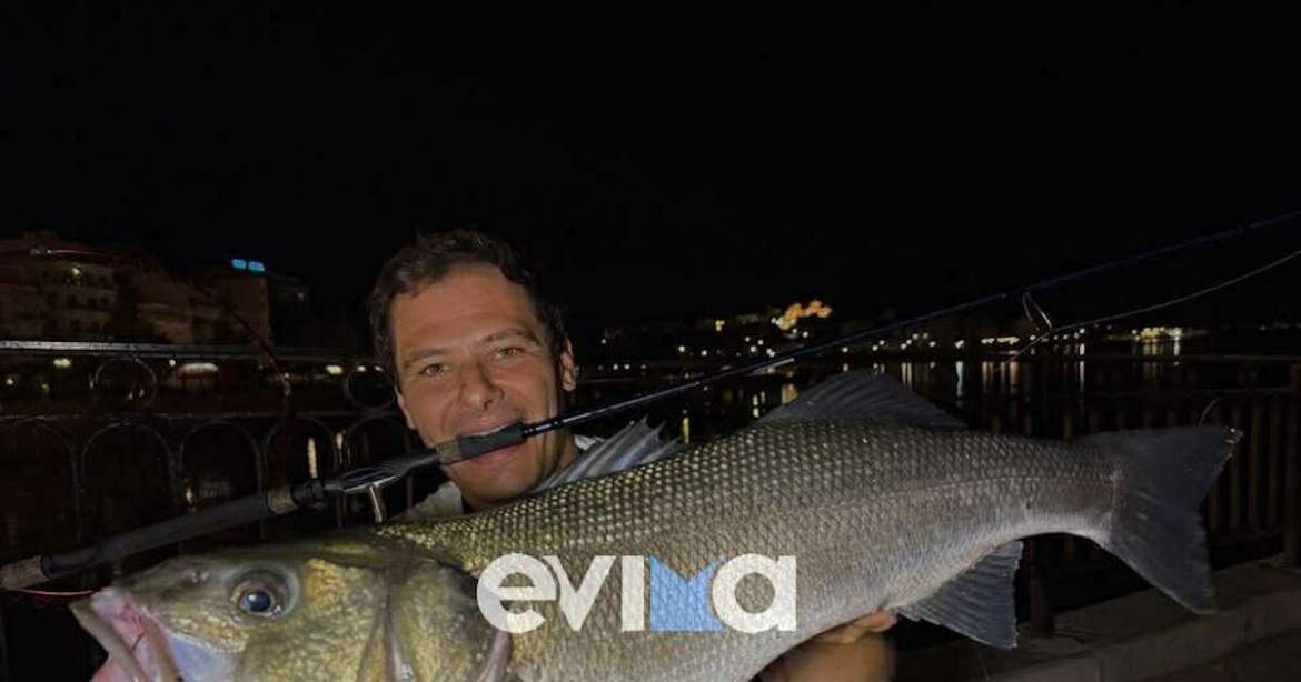 Ψαράς στην Εύβοια έβγαλε λαβράκι 6 κιλά με το καλάμι του – Εικόνες από την εντυπωσιακή ψαριά