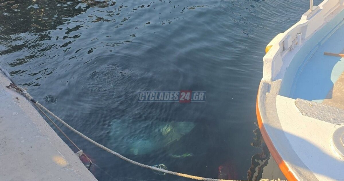 Σύρος: Αυτοκίνητο χωρίς επιβαίνοντες έπεσε στη θάλασσα – Ο οδηγός δεν είχε βάλει χειρόφρενο