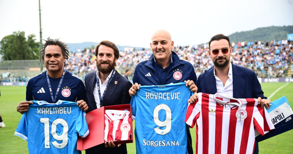 Νάπολι – Ολυμπιακός: Καρεμπέ και Κοβάσεβιτς πήραν φανέλες από τους παρτενοπέι πριν το φιλικό