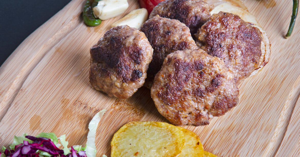 Συνταγή για παραδοσιακούς κεφτέδες της ταβέρνας