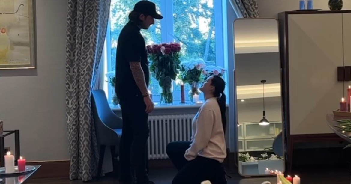 Η Μπέλα Θορν έκανε πρόταση γάμου στον σύντροφό της, Μαρκ Εμς, έναν χρόνο μετά τη δική του