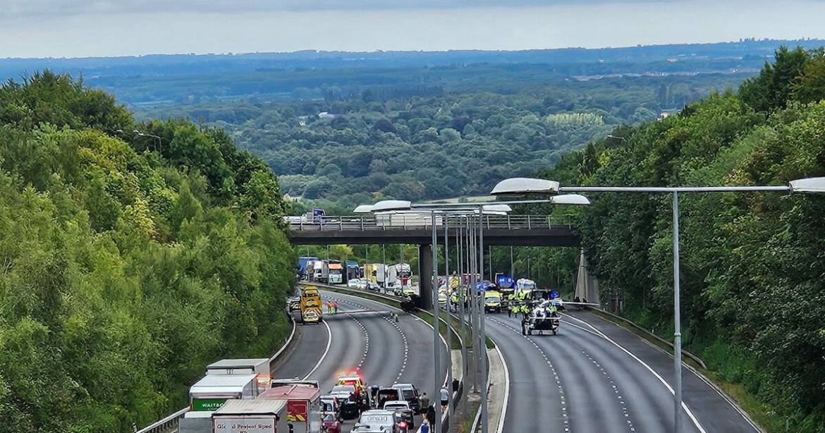 Αγγλία: Τρακτέρ έπεσε από γέφυρα σε αυτοκινητόδρομο και διέκοψε για ώρες την κυκλοφορία