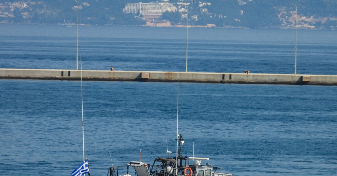 Απαγόρευση απόπλου σε πλοίο στη Χαλκιδική που παρουσίασε βλάβη στο λιμάνι της Αμμουλιανής