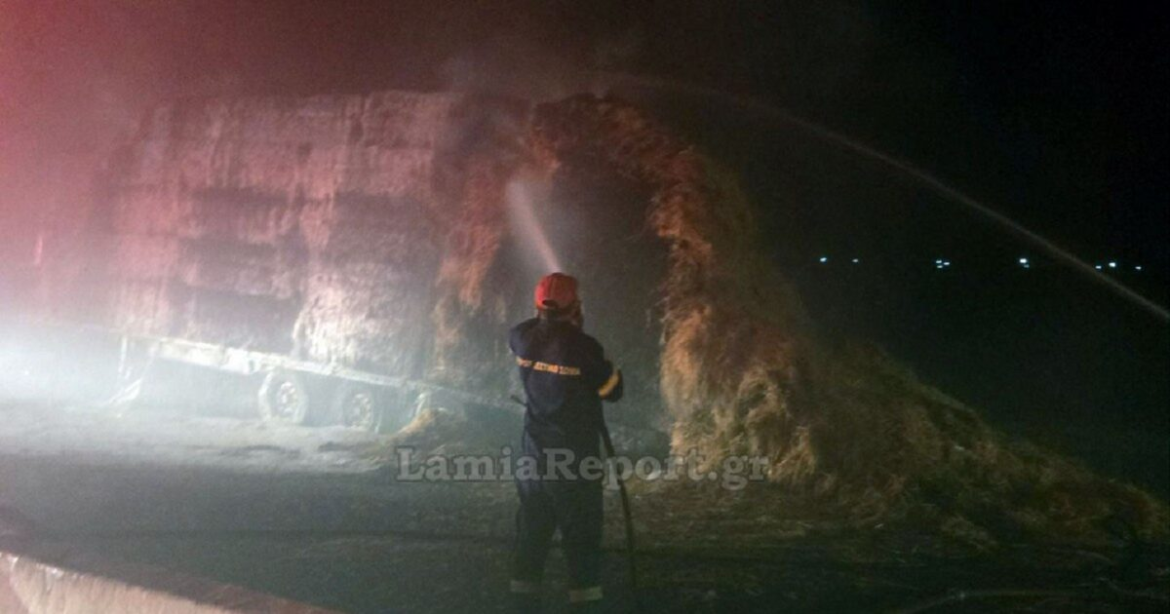 «Λαμπάδιασε» φορτηγό με άχυρο στον αυτοκινητόδρομο Ε65 και «μπλόκαρε» τους ταξιδιώτες στη Φθιώτιδα