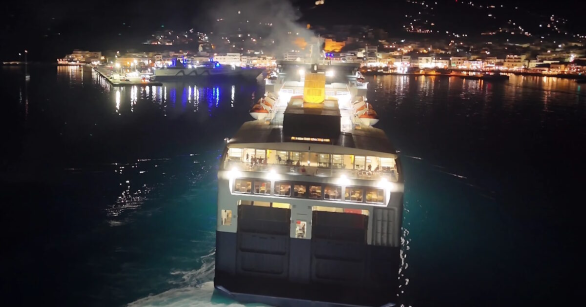 Η αριστοτεχνική μανούβρα του «Blue Star 1» στη Νάξο – Βίντεο από τον εντυπωσιακό κατάπλου