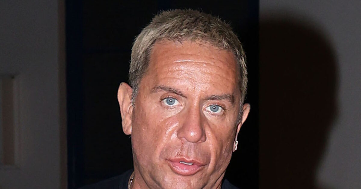 Ο Γιώργος Μαζωνάκης καθαρίζει με ηλεκτρική σκούπα το σπίτι του – Νέο βίντεο μετά το εξιτήριο από το Δρομοκαΐτειο