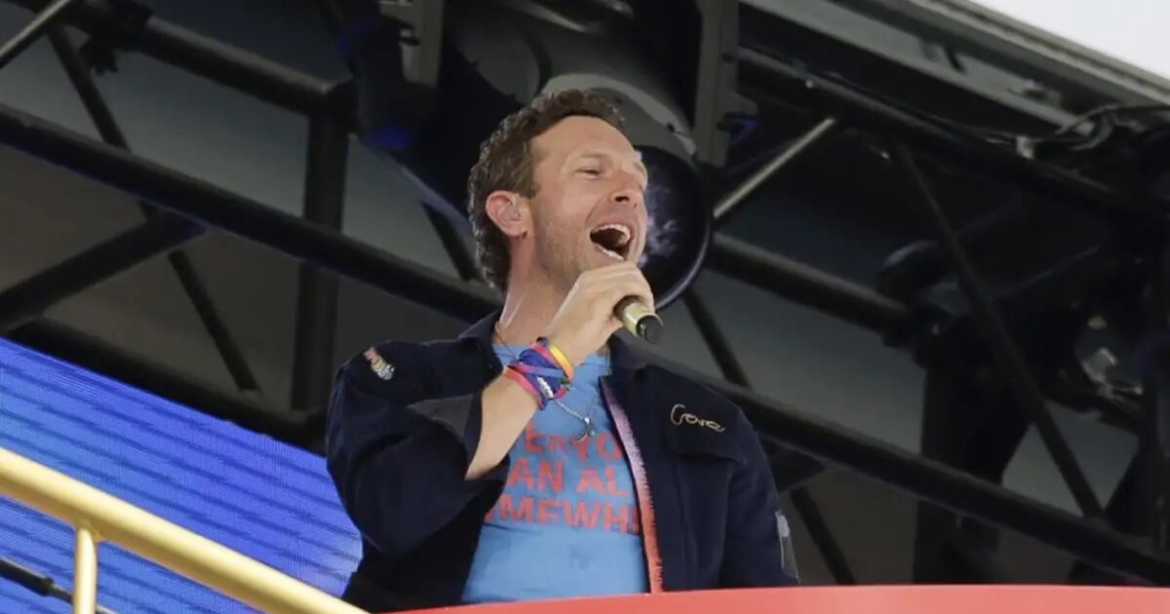 Ο Κρις Μάρτιν τρολάρει νεαρό που έκανε πρόταση γάμου μπροστά στην «kiss cam»: «Είναι σίγουρα σύντροφός σου;»