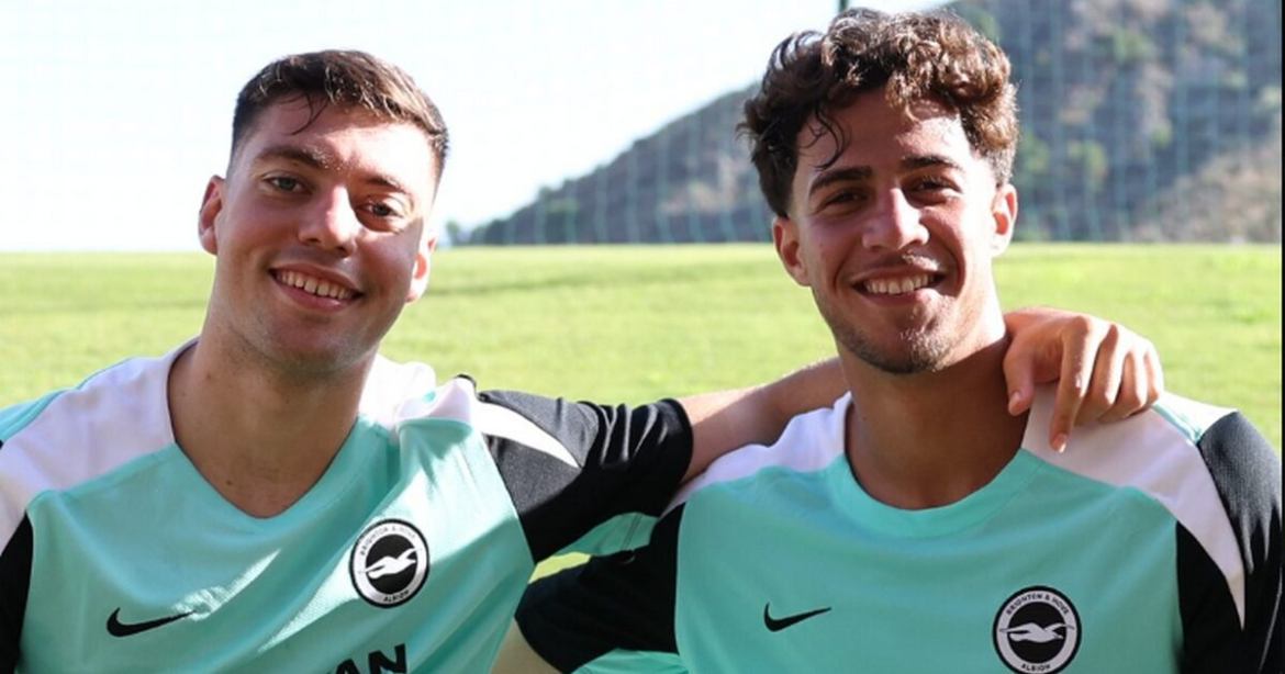 Μπάμπης Κωστούλας και Στέφανος Τζίμας στην αποστολή της Μπράιτον για το παιχνίδι με την Όξφορντ Γιουνάιτεντ