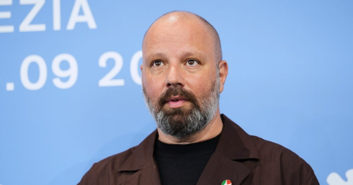 Ο Γιώργος Λάνθιμος εμφανίστηκε με καρφίτσα με σημαία της Παλαιστίνης στο Φεστιβάλ της Βενετίας