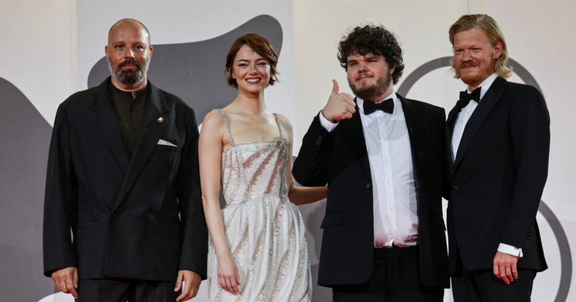 Ο Γιώργος Λάνθιμος καταχειροκροτήθηκε επί 7 λεπτά στην πρεμιέρα της ταινίας «Bugonia» στην Βενετία