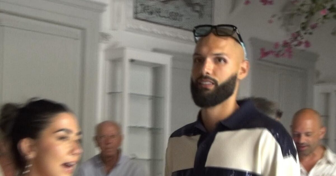 Ο Εβάν Φουρνιέ κάνει βόλτα στα γραφικά σοκάκια της Μυκόνου