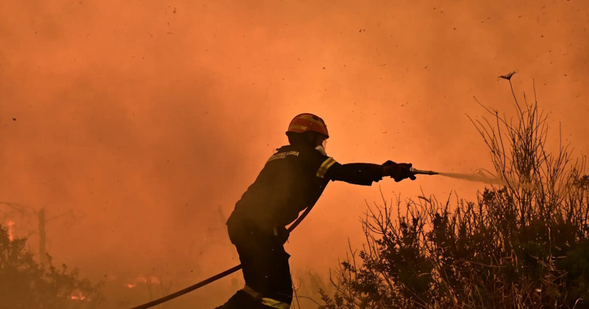 Φωτιά στην Αθηνών – Σουνίου στη Βάρη σε ξερά χόρτα