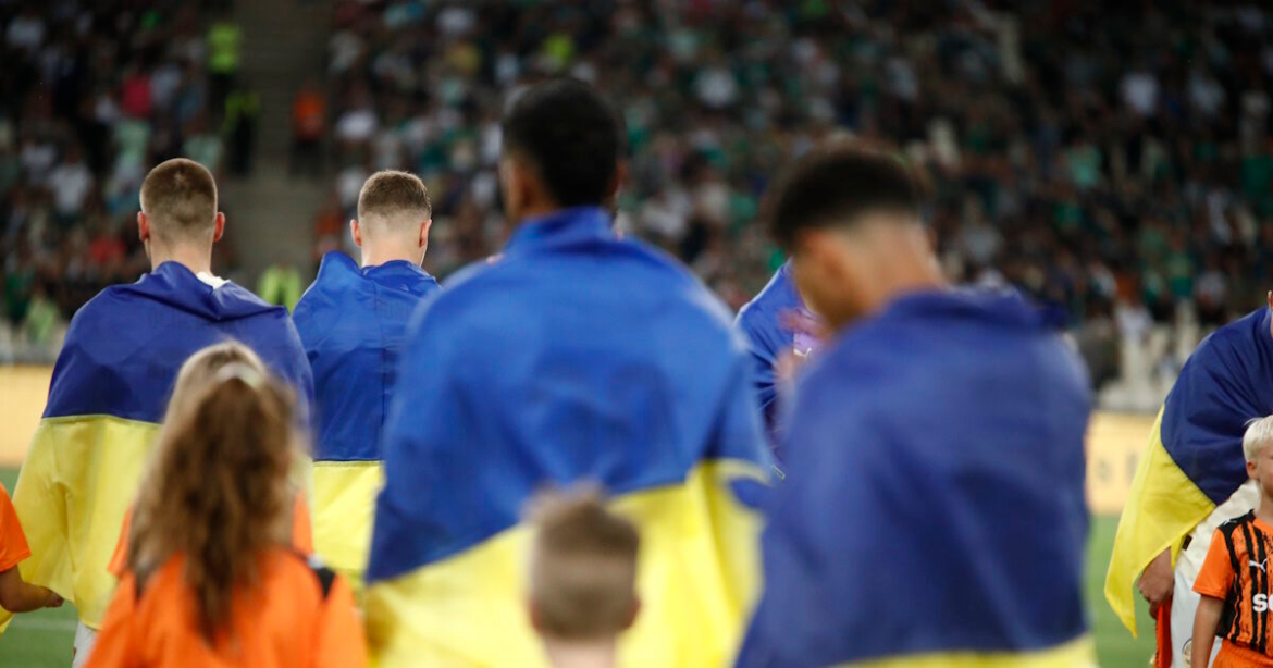 Οι ποδοσφαιριστές της Σαχτάρ Ντόνετσκ μπήκαν στο ΟΑΚΑ με σημαίες της χώρας τους και παιδιά από την Ουκρανία