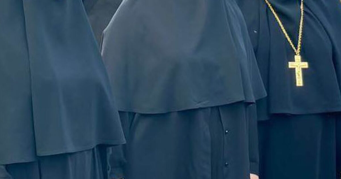 Αφαίρεσαν το δίπλωμα από καλόγρια στα Τρίκαλα – Οδηγούσε και μιλούσε στο κινητό