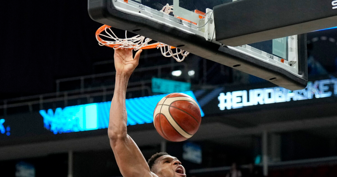Ο Γιάννης Αντετοκούνμπο κατεδάφισε το καλάθι της Λιθουανίας: «Ο Δίας φοβάται τον Γιάννη»