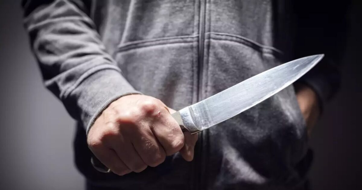 Άγρια συμπλοκή μεταξύ νεαρών στη Λάρισα: 23χρονος έβγαλε μαχαίρι και τραυμάτισε στο πόδι 22χρονο