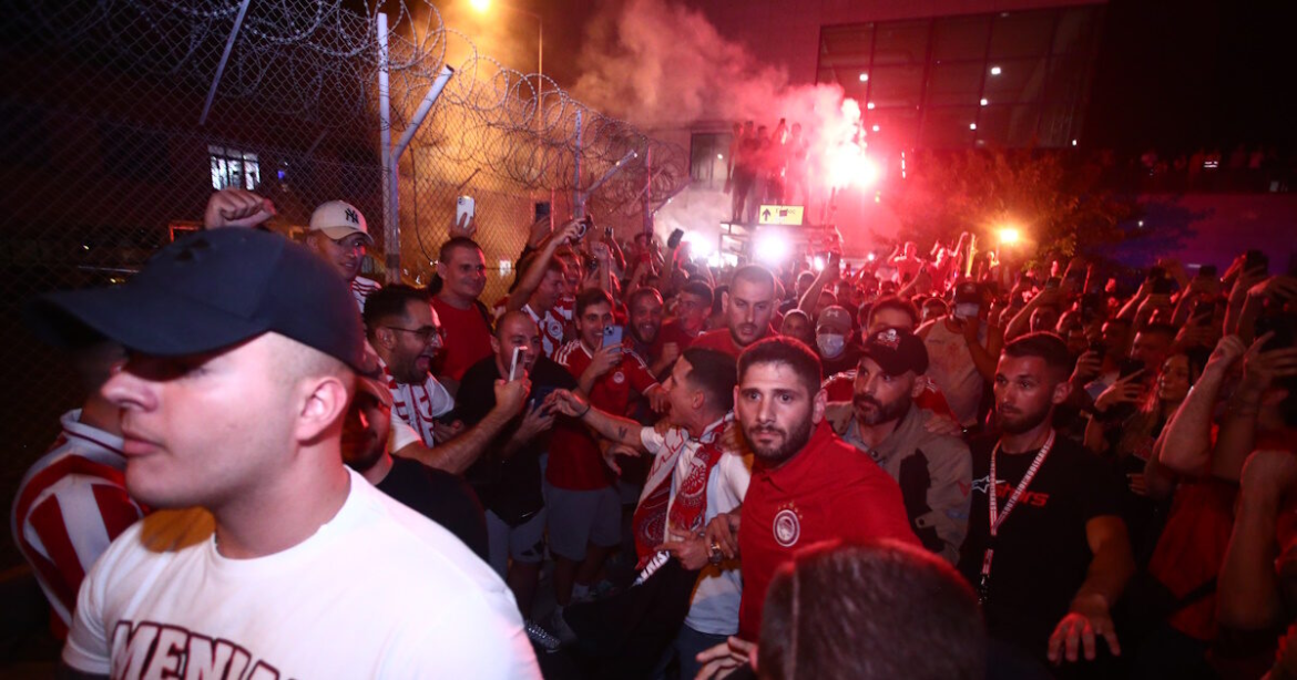 Ο Ντανιέλ Ποντένσε στην Ελλάδα για τον Ολυμπιακό: Πάνω από 3.000 οπαδοί στο «πάρτι» υποδοχής στο «Ελ. Βενιζέλος»