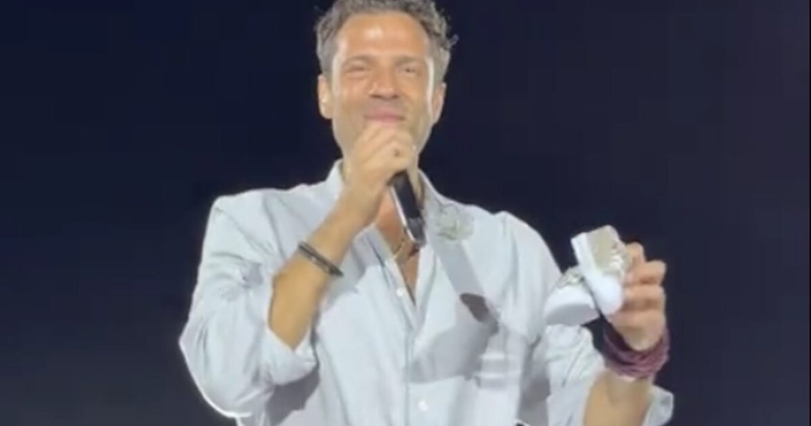 «Έλιωσε» ο Κωνσταντίνος Αργυρός με το δώρο που του έκαναν την ώρα που τραγουδούσε – Το συγκινητικό βίντεο