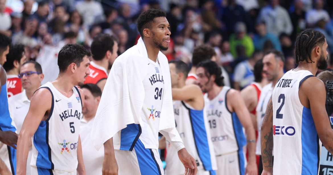Εθνική μπάσκετ: Με σκυμμένα κεφάλια οι παίκτες της Ελλάδας μετα τον αποκλεισμό από την Τουρκία