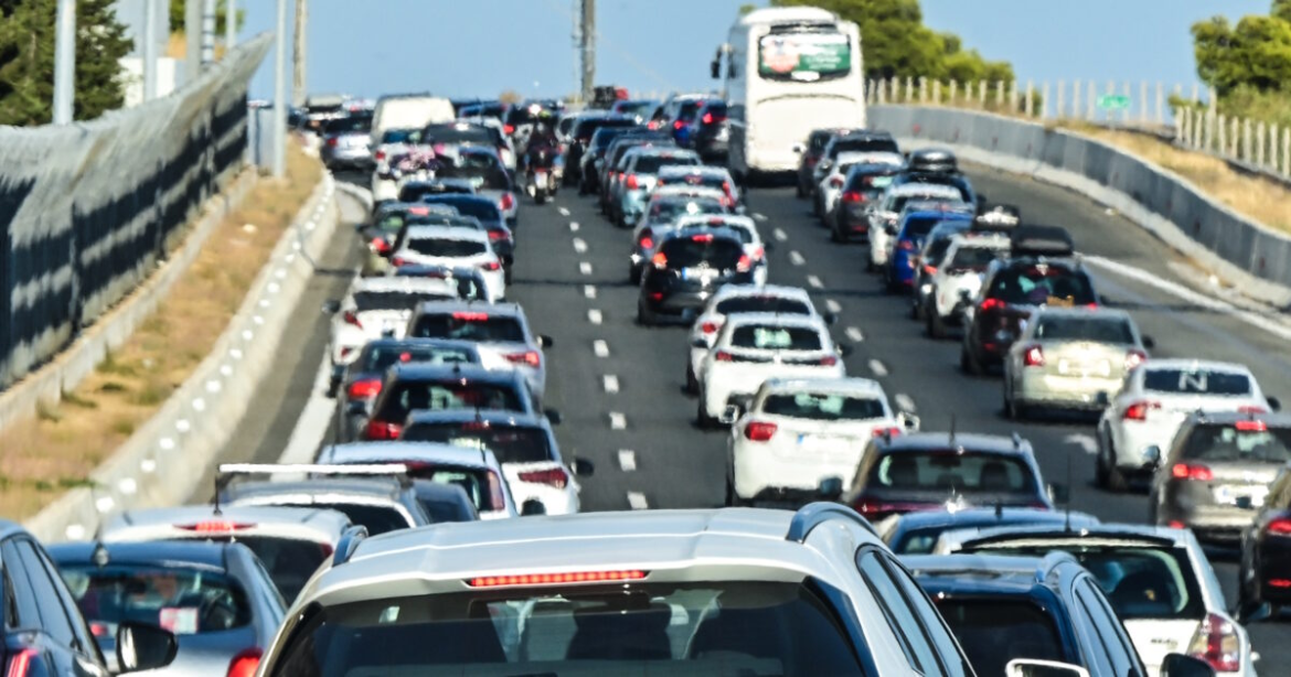 Σε ισχύ από σήμερα ο νέος ΚΟΚ: Κάμερες ασφαλείας και τσουχτερά πρόστιμα για κατανάλωση αλκοόλ και χρήση κινητού κατά την οδήγηση