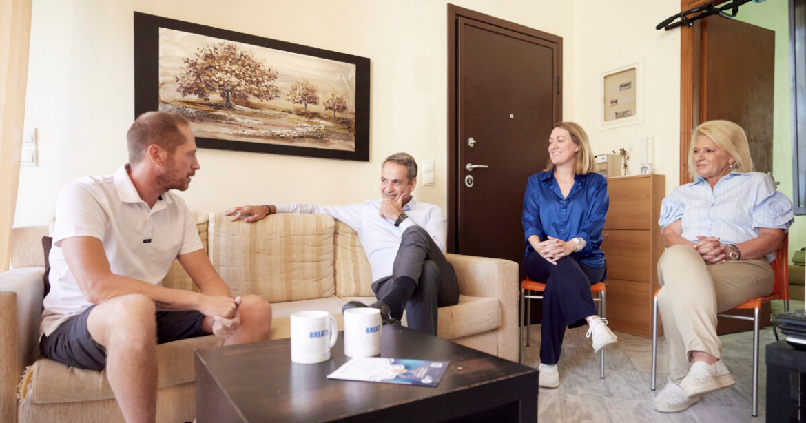 Ο Κυριάκος Μητσοτάκης επισκέφθηκε ασθενή που παίρνει φάρμακα στο σπίτι του: «Μικρότερες οι ουρές στα φαρμακεία του ΕΟΠΥΥ»