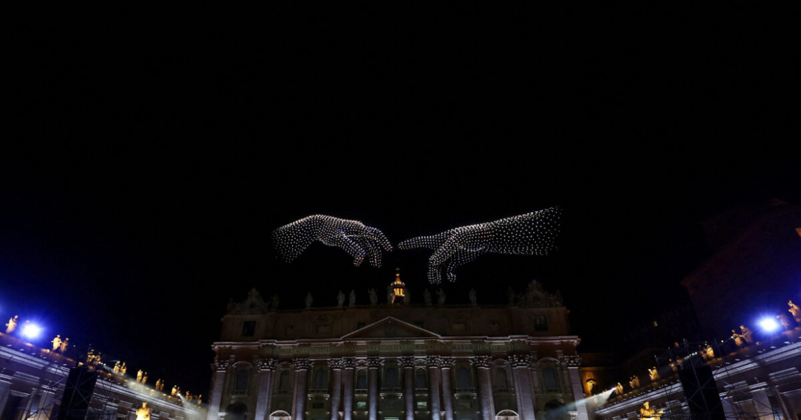 Βατικανό: Φαντασμαγορική συναυλία με 3.000 drones να φωτίζουν την πλατεία του Αγίου Πέτρου στη Ρώμη