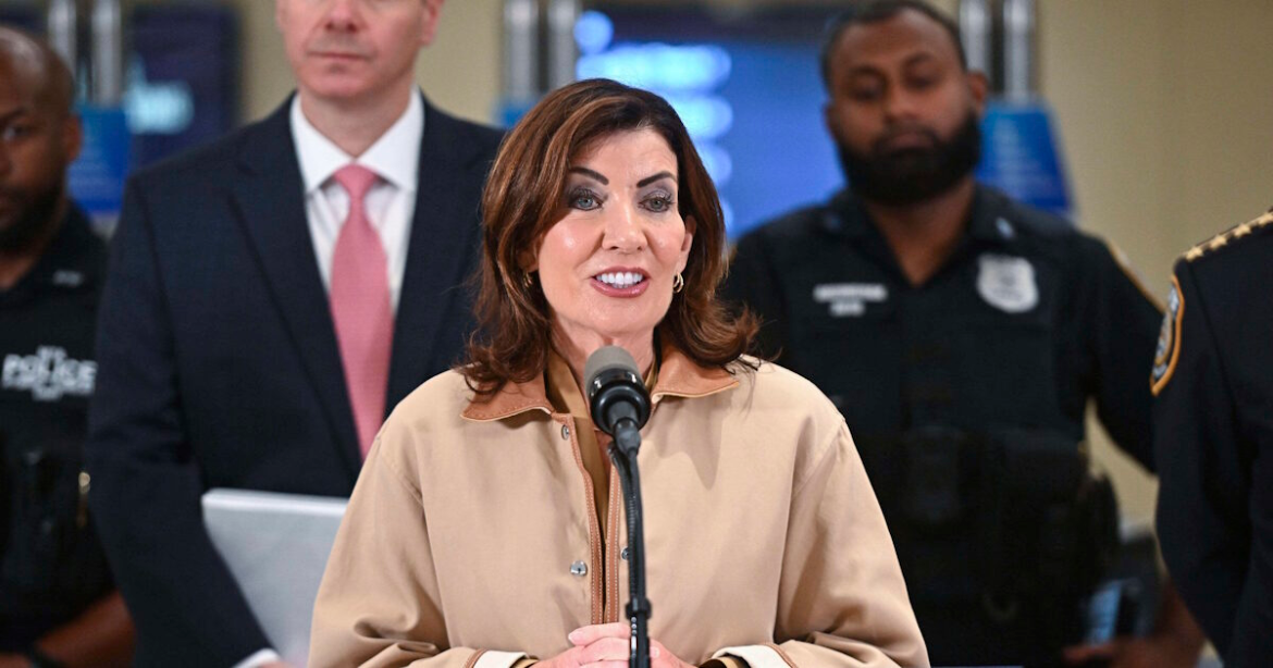 Επίθεση Τραμπ κατά της κυβερνήτρια της Νέας Υόρκης για την υποστήριξή της στον «τάχα κομμουνιστή» υποψήφιο Μαμντάνι