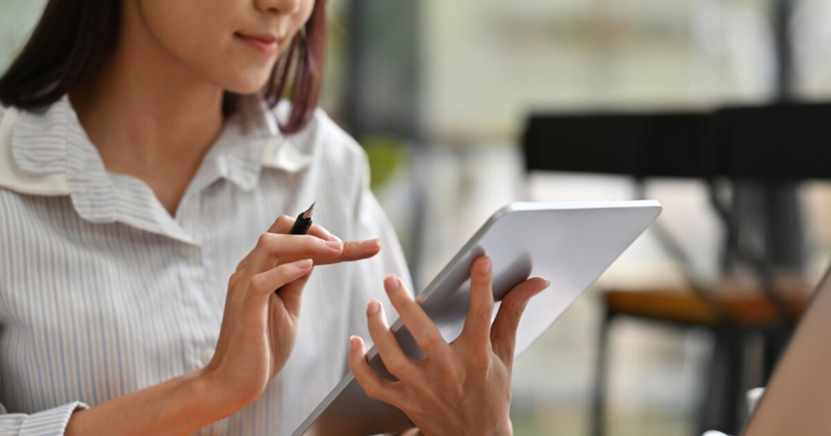 Ηλεκτρονικά τιμολόγια: Υποχρεωτική από τον Φεβρουάριο του 2026 η χρήση τους στις Β2Β συναλλαγές