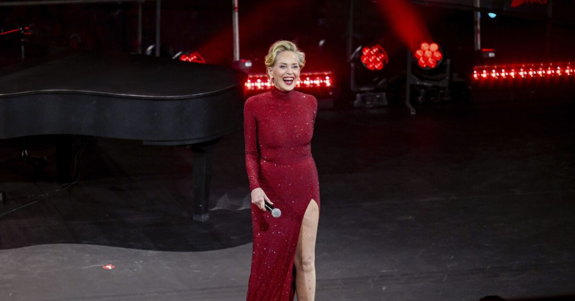 Η Σάρον Στόουν δείχνει πώς το κάνουν οι πραγματικές και δυναμικές γυναίκες