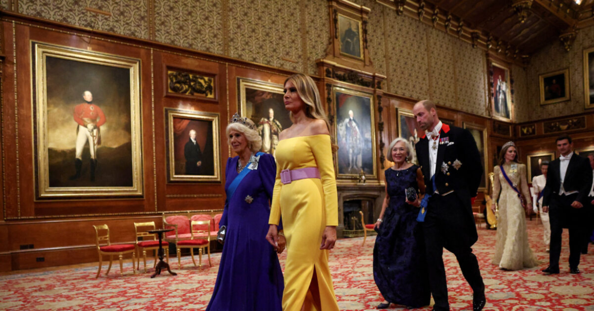 Μελάνια Τραμπ: Όλη η αλήθεια για το φόρεμά της – Το κίτρινο που μπέρδεψε τα φλας και η ζώνη «μυστήριο»