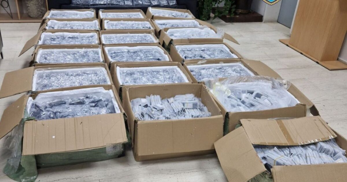 Προφυλακιστέοι στη Χίο οι 2 Τούρκοι που συνελήφθησαν με 12.500 κινητά τηλέφωνα