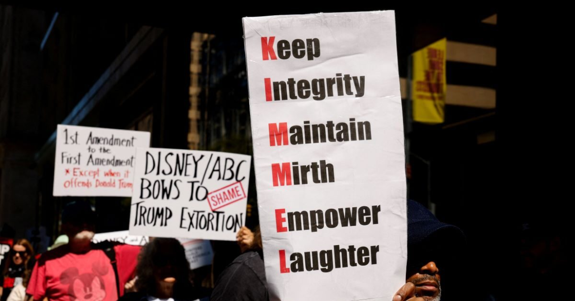 Τζίμι Κίμελ: Σεναριογράφοι διαδηλώνουν για το «κόψιμο» του διάσημου παρουσιαστή – «Όχι στον φασισμό»