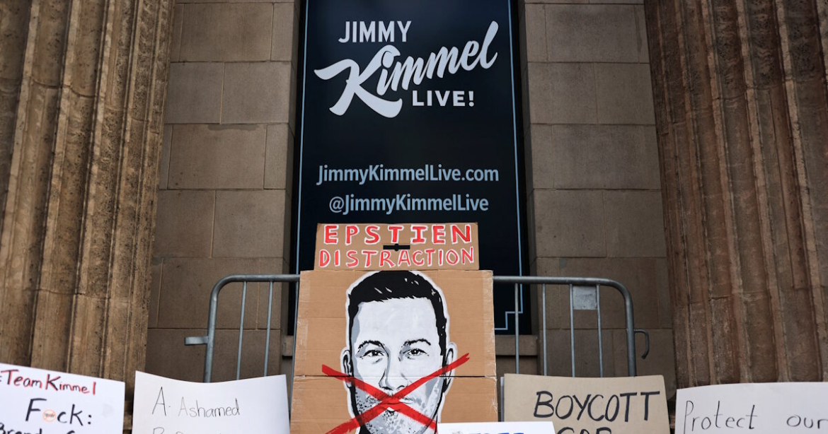Το Χόλιγουντ στο πλευρό του Τζίμι Κίμελ: Εκατοντάδες αστέρες καταδικάζουν το κόψιμο της εκπομπής