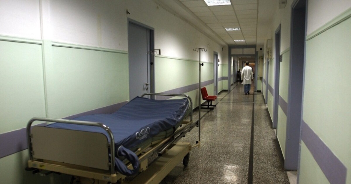 Θεσσαλονίκη: Δύο 16χρονες κατανάλωσαν αλκοόλ και η μία μεταφέρθηκε αναίσθητη στο νοσοκομείο – Συνελήφθησαν οι μητέρες τους