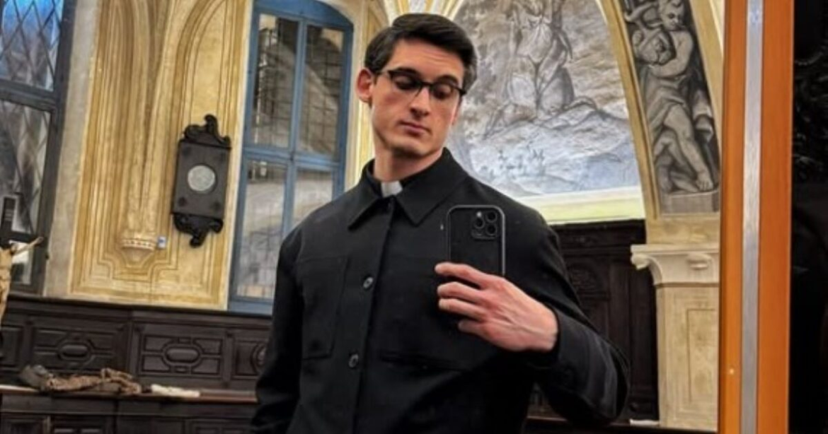 Ιταλία: Οργή κατά σέξι ιερέα που διαφημίζει στο Instagram συμπληρώματα διατροφής – «Σε λίγο θα πετάξει τα ράσα» γράφουν