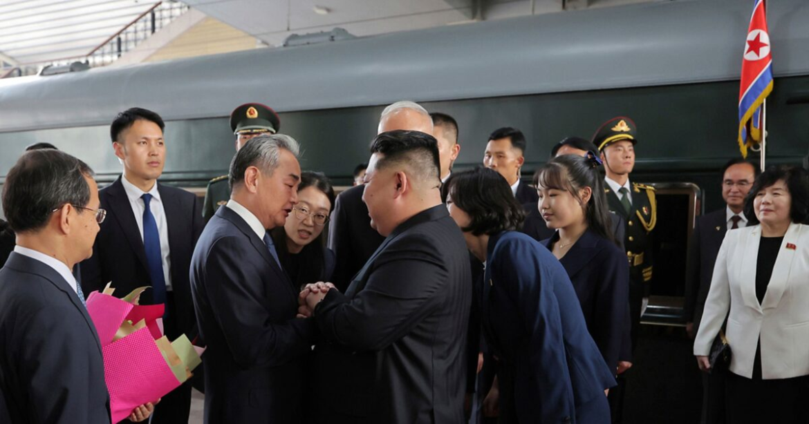 Κιμ Τζου-ε: Η κόρη του Κιμ Γιονγκ-Ουν που τον συνοδεύει στο Πεκίνο – Φουντώνουν οι εικασίες για τη διαδοχή