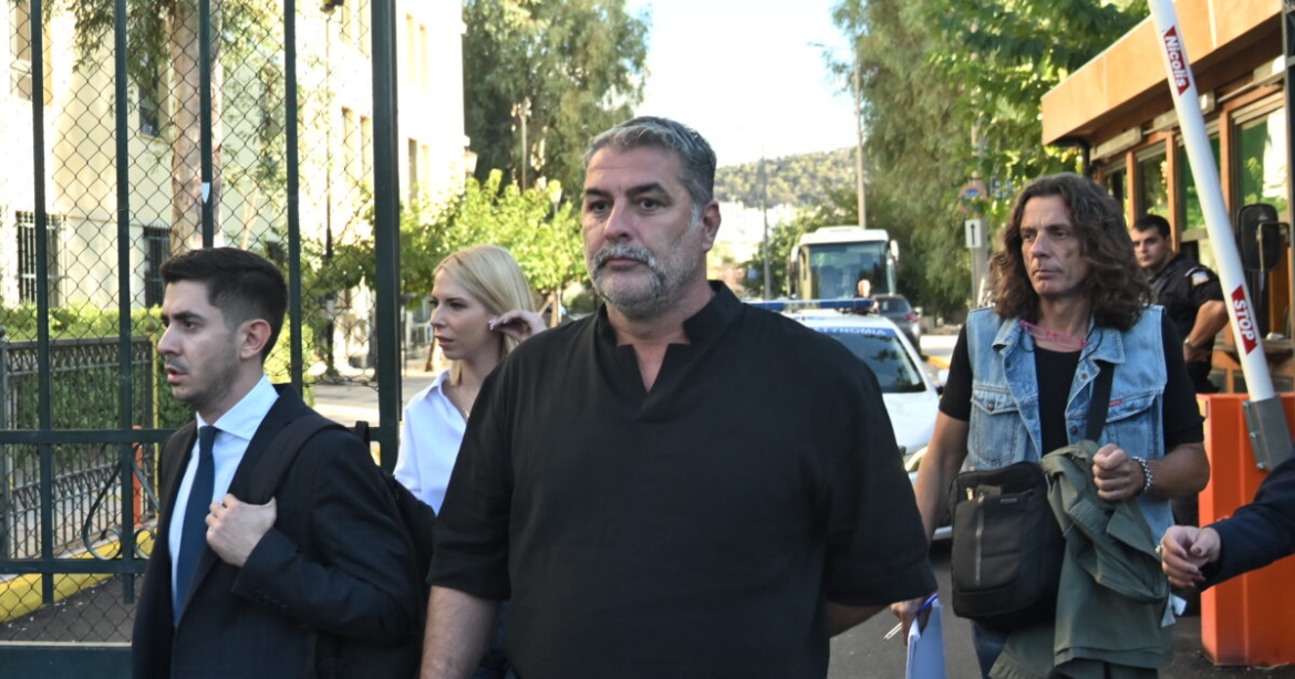 Ο Βασίλης Μπισμπίκης θα πληρώσει πρόστιμο 1.200 ευρώ και θα του αφαιρέσουν το δίπλωμα για 1 μήνα – Βίντεο λίγα λεπτά μετά το τροχαίο