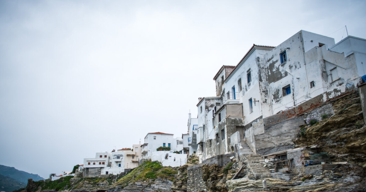 Άνδρος: Αποθέωση από την Daily Mail – «Αφήστε πίσω σας την μαζικότητα και τις παράλογες τιμές άλλων νησιών»