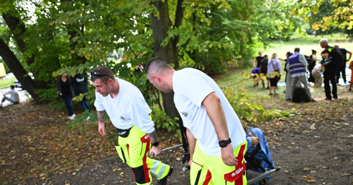 Συναγερμός στο Βερολίνο: Αυτοκίνητο έπεσε πάνω σε συγκεντρωμένο πλήθος – Τραυματίστηκαν μαθητές και η δασκάλα τους