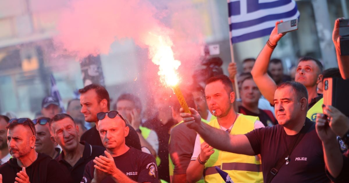 Θεσσαλονίκη: Με πυρσούς, κόρνες και συνθήματα η πορεία των ενστόλων – «Ζητάμε αξιοπρέπεια»