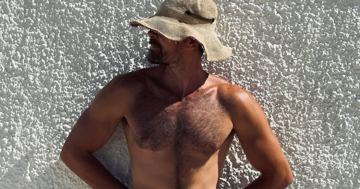 Γιάννης Κουκουράκης: Συνεχίζει τις διακοπές του ο πρωταγωνιστής του «Grand Hotel» – Οι πόζες από την παραλία