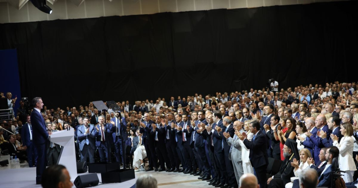 Μαρέβα Γκραμπόφσκι: Με ολόλευκο κοστούμι παρακολούθησε την ομιλία Μητσοτάκη στη ΔΕΘ