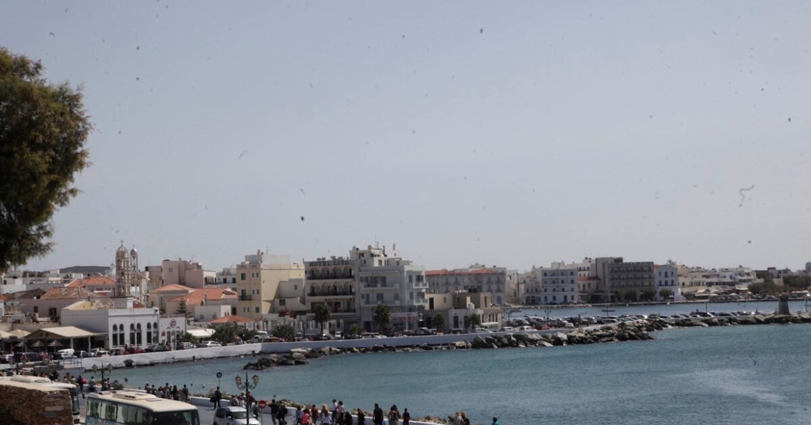 Τήνος: 42χρονος πατέρας χτύπησε το 4 ετών παιδί του μέσα στο λιμάνι του νησιού και συνελήφθη